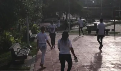 Una patrulla de la Policía llegó al lugar de los hechos. 