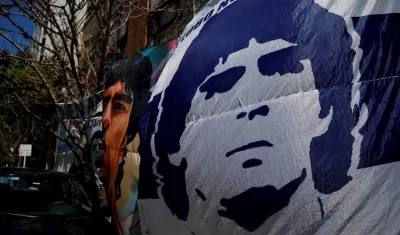Bandera de Diego Maradona, a la afueras del centro hospitalario. 