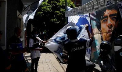 Hinchas argentino a las afueras del hospital. 