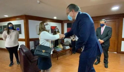 Procuradora electa Margarita Cabello saluda en su despacho al Procurador Fernando Carrillo.
