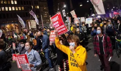 Manifestantes exigiendo el conteo de votos.