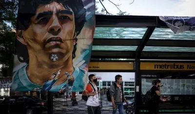 Pancarta de Diego Maradona, en los alrededores del hospital. 