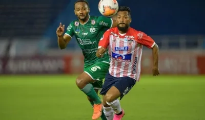 Luis 'Cariaco' González iniciando juego ofensivo ante Plaza Colonia.