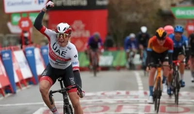  Jasper Philipsen celebra la victoria, en la línea de meta. 