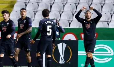 Luis Suárez festeja el gol con sus compañeros. 
