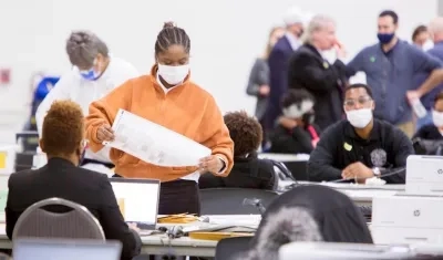 La campaña de Trump demandó detener el recuento en Michigan. 