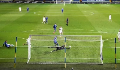 Acción de partido en la Premier League. 