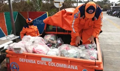 Personal de la Defensa Civil apoyando en la entrega de las ayudas.
