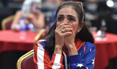 Seguidora triste en sede de campaña de Donald Trump.