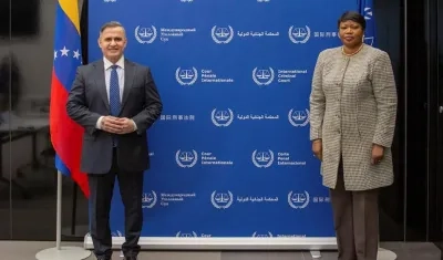El fiscal general de Venezuela, Tarek William Saab, junto a la fiscal general de la Corte Penal Internacional, Fatou Bensouda, este jueves en La Haya. 