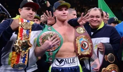 Saúl 'Canelo' Álvarez con sus cuatro títulos mundiales. 