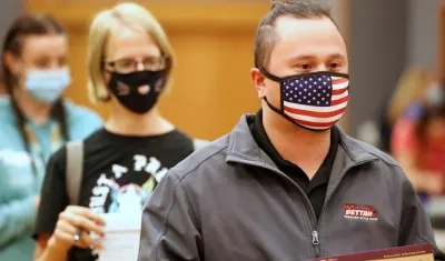 Votantes en un centro electoral.