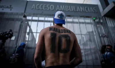 Hincha de Diego Maradona a la entrada al hospital. 