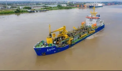 La draga Hang Jun 5001 en el puerto de Barranquilla.