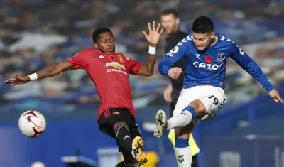 James Rodríguez ante la marca de Fred. 