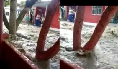 Arroyo desbordado en el barrio Villa Carmen II, en Soledad. 