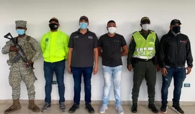 Un hombre, el cuarto de izquierda a derecha, fue capturado como presunto responsable del homicidio de la ambientalista Juana Perea.