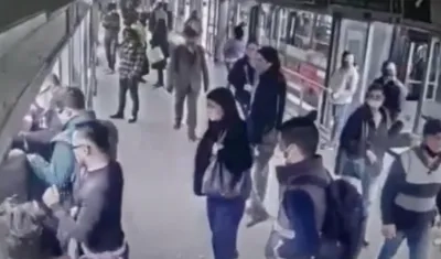 Modalidad de 'cosquilleo' en una estación de Transmilenio. 