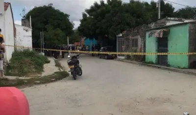 La Policía acordonó el lugar donde ocurrió el crimen. 