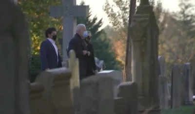 Joe Biden de visita en un cementerio donde se encuentran enterrados su primera esposa y dos hijos.