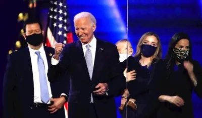 Joe Biden festeja con su grupo de campaña. 