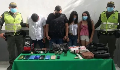 Los cuatro capturados con los elementos recuperados. 