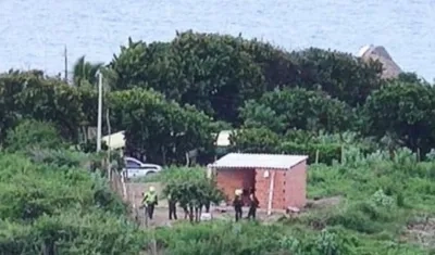 La Policía llegó al lugar donde ocurrió el crimen. 