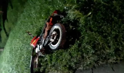 La motocicleta en la que se movilizaban las dos víctimas. 