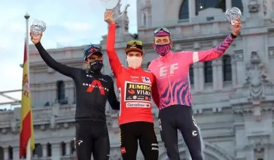 Primoz Roglic, ciclista esloveno, en lo más alto del podio. 