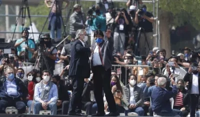  El expresidente de Bolivia Evo Morales, acompañado del presidente de Argentina, Alberto Fernández, saluda a su llegada hoy en Villazón, población boliviana en la frontera con Argentina.