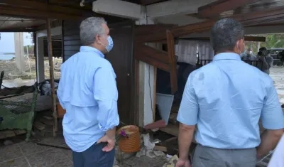 El presidente Duque y el gobernador de San Andrés, Alen Jay, inspeccionando los daños.