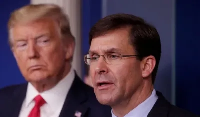 Donald Trump y Mark Esper.