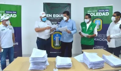 El alcalde Rodolfo Ucrós en la Oficina de Instrumentos Públicos. 