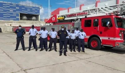 El capitán Jaime Pérez junto a parte de su equipo del Cuerpo de Bomberos de Barranquilla. 