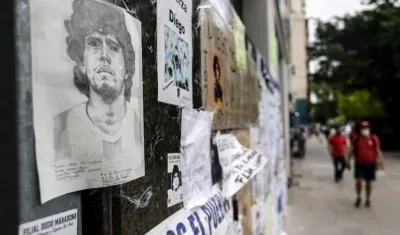 Retratos y afiches con la cara de Diego Maradona, a las afueras del hospital. 
