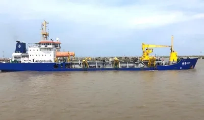 La draga Hang Jun 5001 en el puerto de Barranquilla.