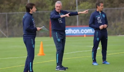 Gustavo Alfaro, técnico de Ecuador, da instrucciones a sus asistentes. 