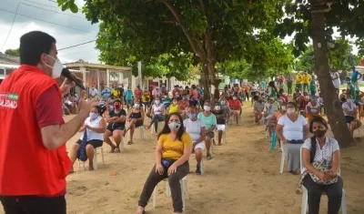 El alcalde Rodolfo Ucrós en el barrio Villa Katanga II. 