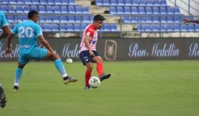 Sherman Cárdenas rematando al arco de Robinson Zapata ante la marca de Fabián Mosquera.