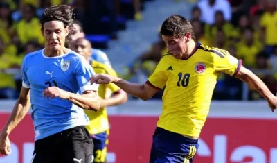 James Rodríguez ante la marcar de Edison Cavani, en 2012.