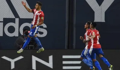 El paraguayo Ángel Romero festejando la apertura del marcador en Buenos Aires.