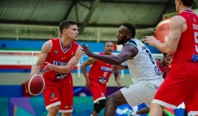 Hansel Atencia maneja la pelota ante la mirada de Gianluca Bacci.