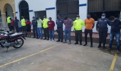 Presuntos integrantes de la banda tras ser capturados. 