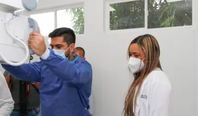 La Gerente de la ESE Hospital de Malambo, Eimy Carmargo, recibiendo los equipos.