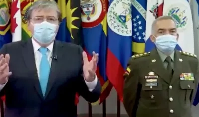 Carlos Holmes Trujillo y el general Oscar Atehortúa.