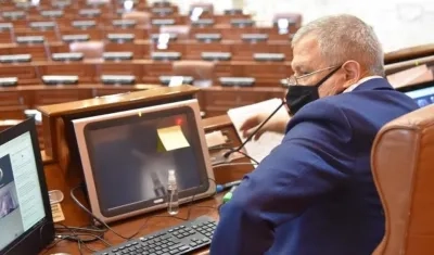 Cámara de Representantes en la virtualidad después de casos de Covid-19.