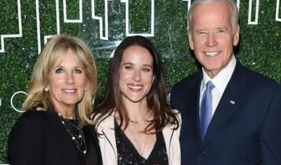 Los Biden, con Ashey al centro.