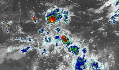 Imagen satelital de la onda tropical que avanza por el Mar Caribe. 