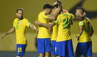 La celebración con Roberto Firmino.