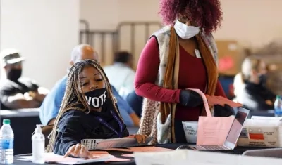 Georgia lleva a cabo recuento a mano de los cerca de cinco millones de votos.